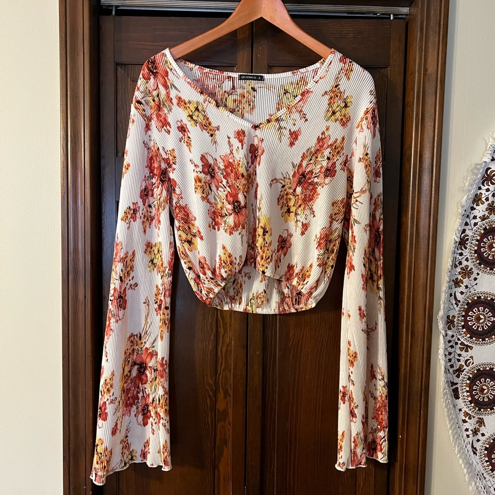 Life Clothing Company - Floral Cropped Shirt w/ Long Flared Sleeves / Size M